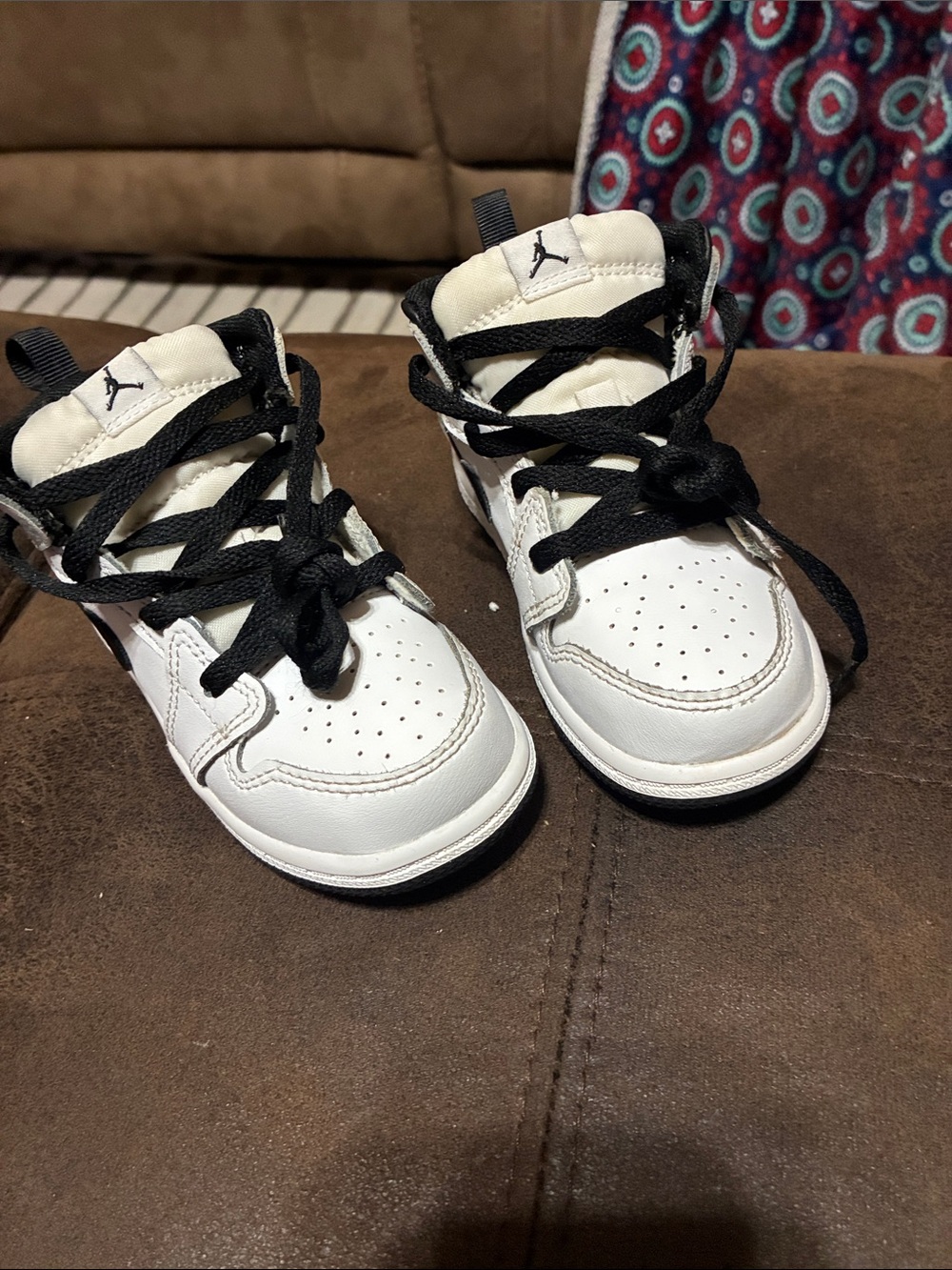 Jordan 1 sneakers (toddler)